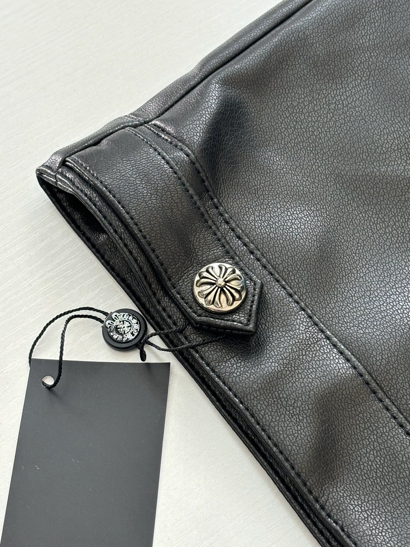 P850 Chrome Heart*/Chrome Heart 24SS CH double-sleeved flame vine embroidered leather jacket Originally purchased for 84,300, the fabric is custom-woven using black pebbled composite two-layer sheepskin material, custom-made silk jacquard logo lining, embroidery is processed using TAJIMA machine, appliqué embroidery technology, back imported template machine shape, customized genuine leather trademark, customized genuine leather size, customized 5.8cm metal logo mark, customized 18mm four-button buckle, customized 18mm two-button button, a full set of three-label accessories, exclusively produced.  Size：S/M/L
